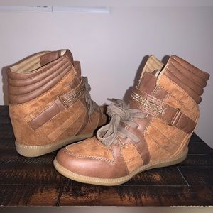 Pre-loved. Minimal wear. Please enlarge pictures to view.